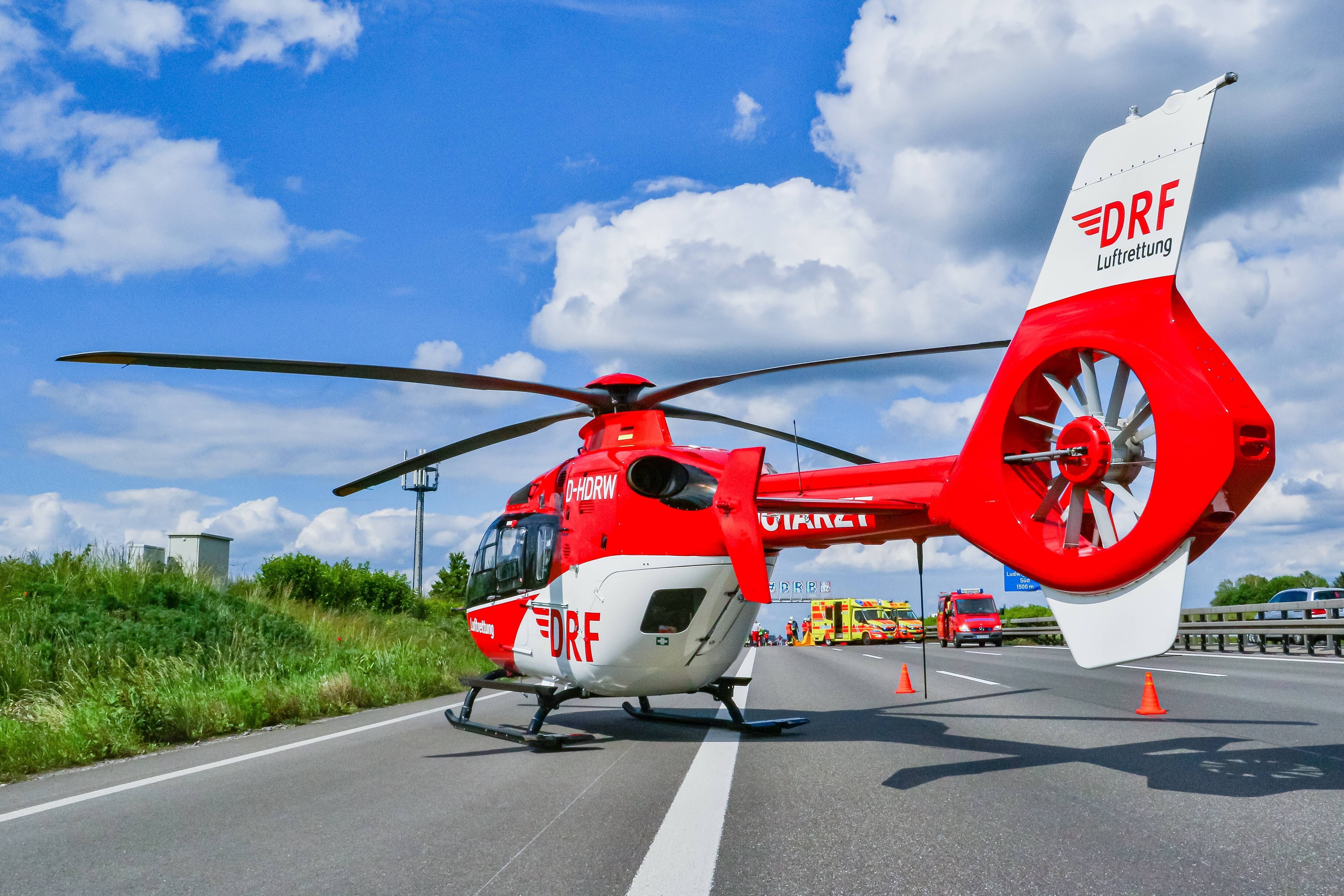 Vollsperrung nach Hubschrauber Landung! Schwerer Unfall auf der Autobahn - LKW-Fahrer mit Rettungshubschrauber abtransportiert