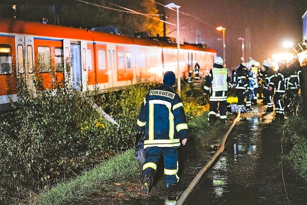 Mann mit Waffe in Zug überwältigt! Polizei stellt bewaffneten in Regional-Express, er hatte 3,7 Promille!