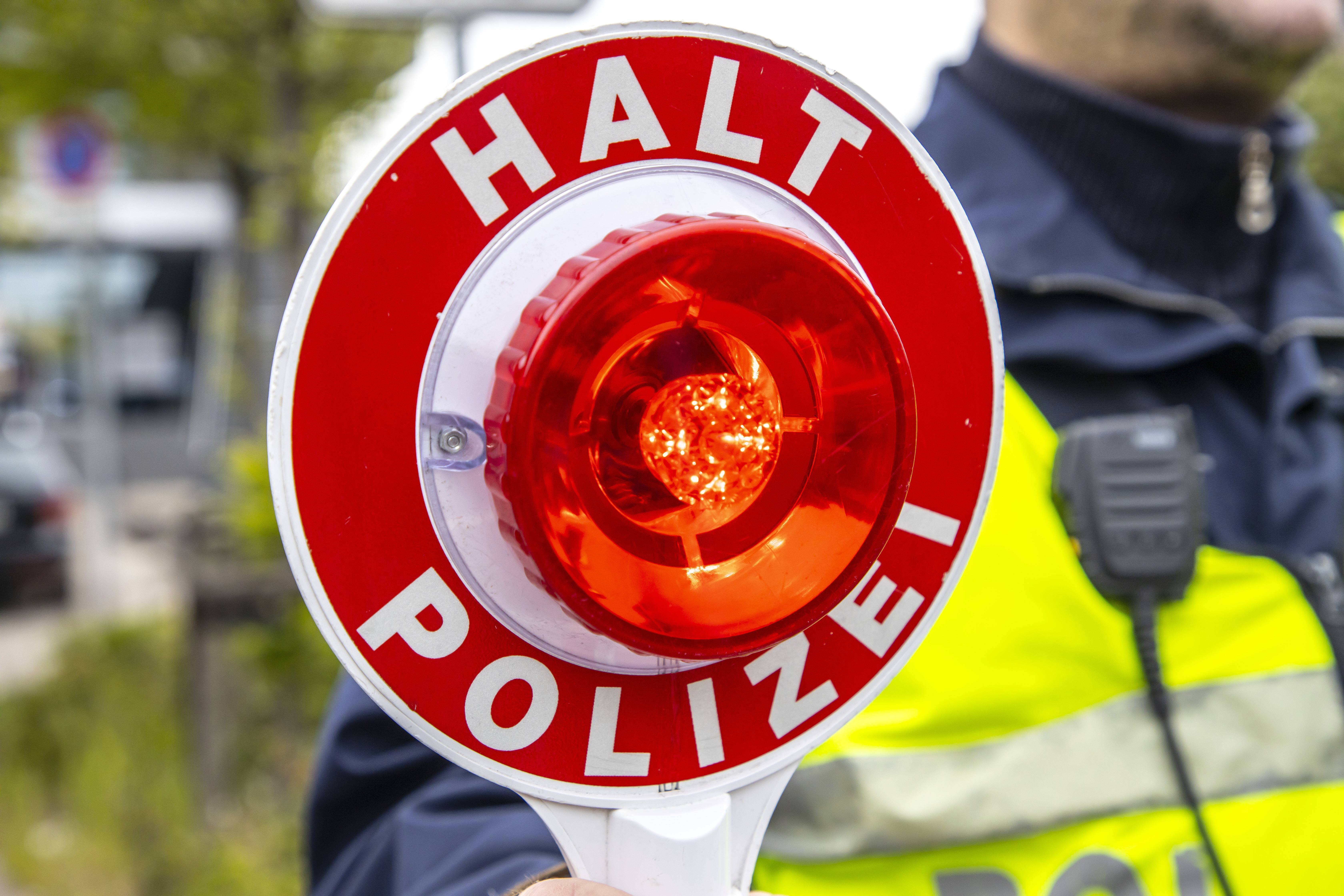 NRW: Stark blutender 19-Jähriger stirbt auf offener Straße! Polizei geht von Gewaltverbrechen aus