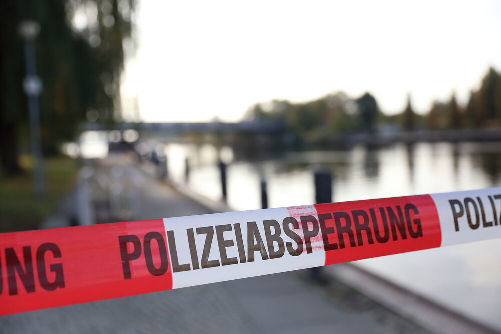 Skandal in Niedersachsen - Mann wirft ukrainischen Jungen von Brücke weil er nicht russisch sprach!