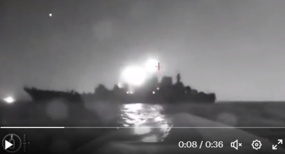 [Video▶️] Blamage für Putins Marine - Russen-Boot von Drohne angegriffen und versenkt!