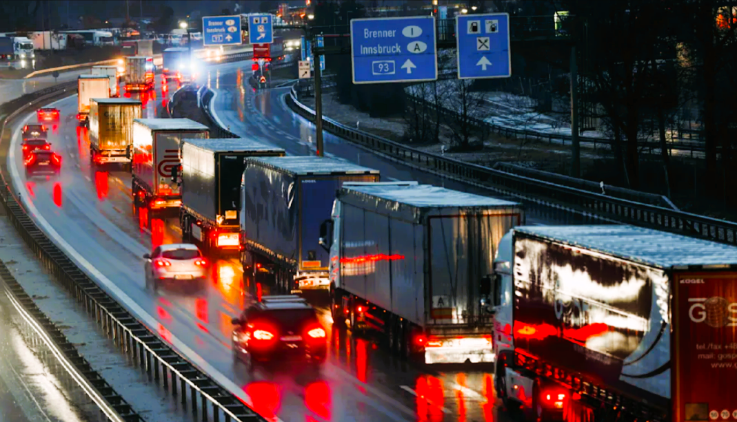 Autobahn voll gesperrt! Tödlicher Horrorcrash kostet ein Menschenleben!
