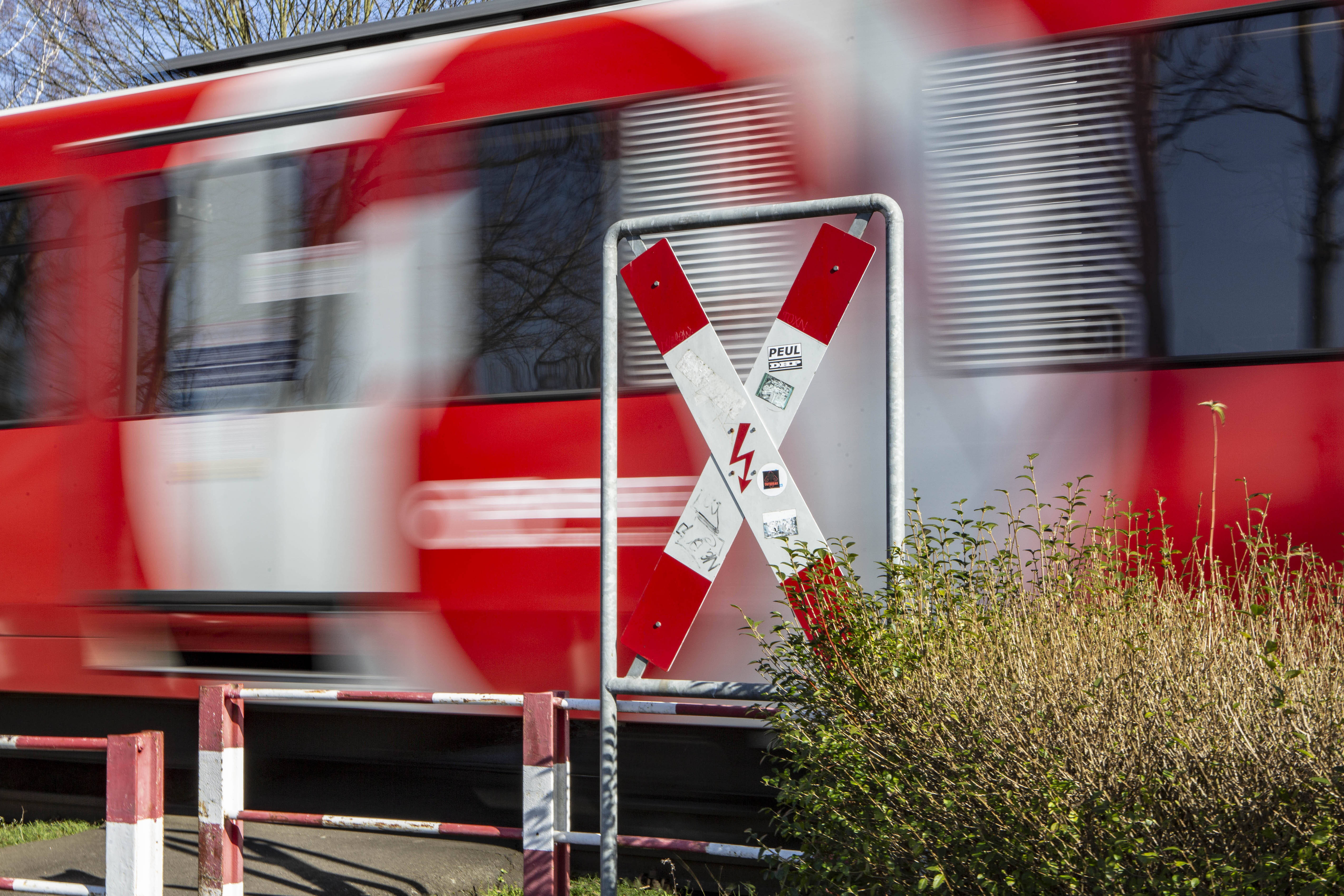 Zugunglück! Bahn rast in Auto - schwerer Unfall an Bahnübergang - Strecke gesperrt!