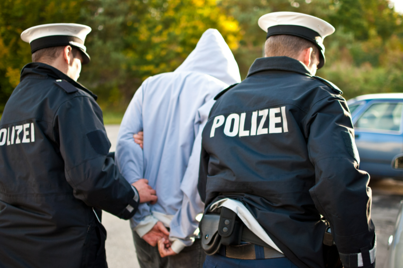 Mann von Teenagern in seiner Wohnung ermordet - dann zündeten sie alles an!