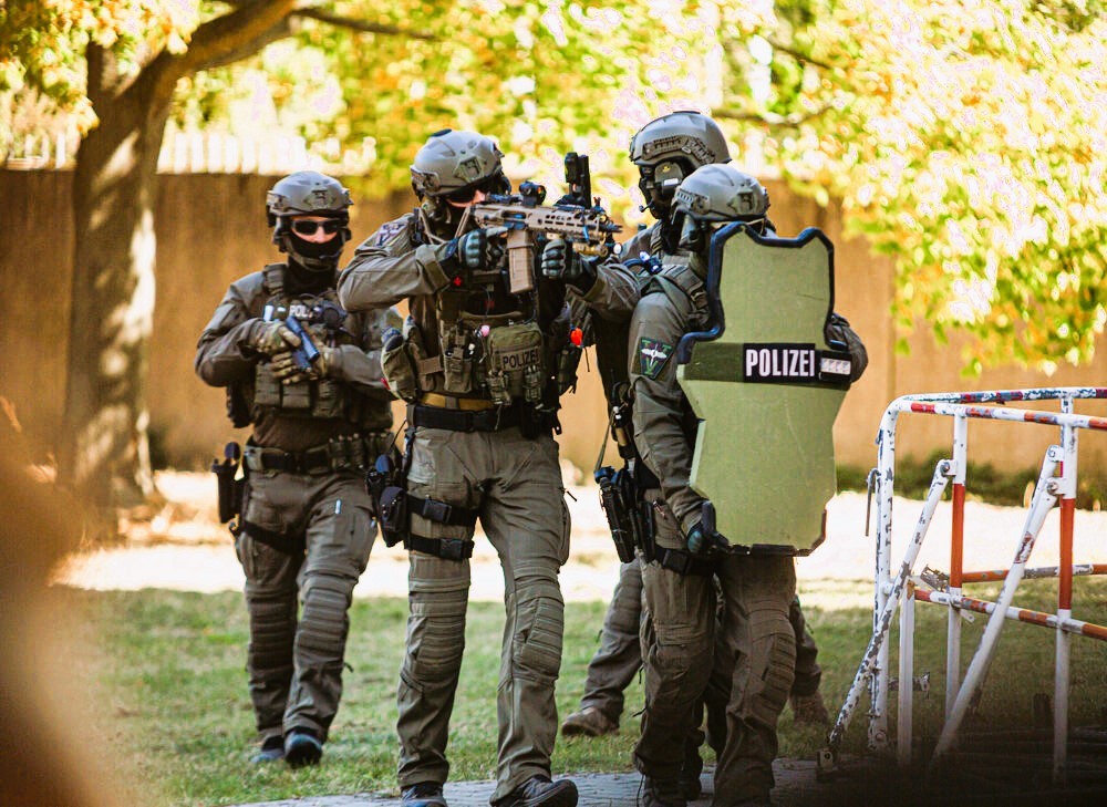 Terror-Alarm Dresdner Flughafen! Mit Messer bewaffneter Mann (47) von den Beamten überwältigt