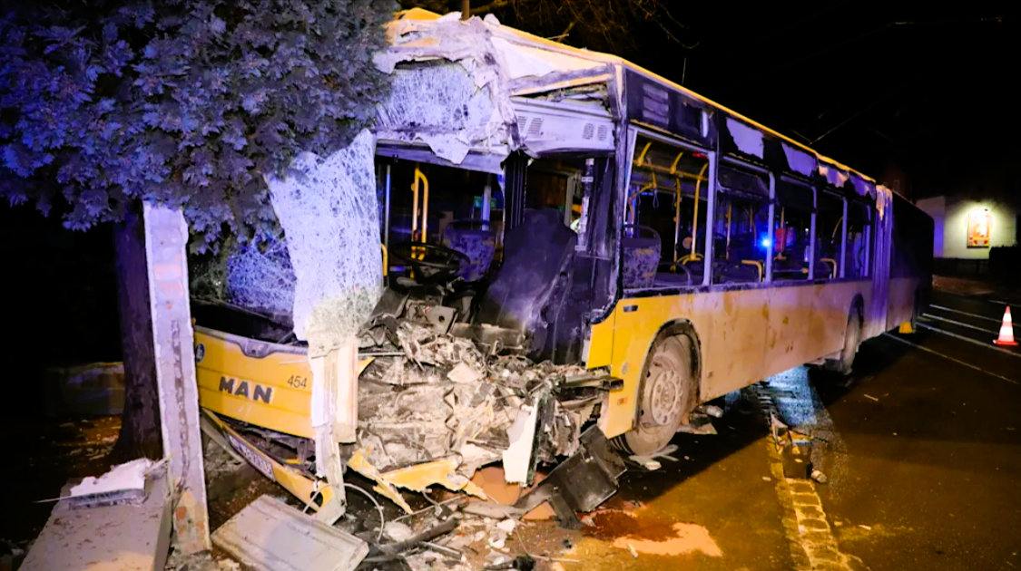 Linienbus rast in Bäckerei! Mehrere Menschen verletzt - Chaos am Unfallort!