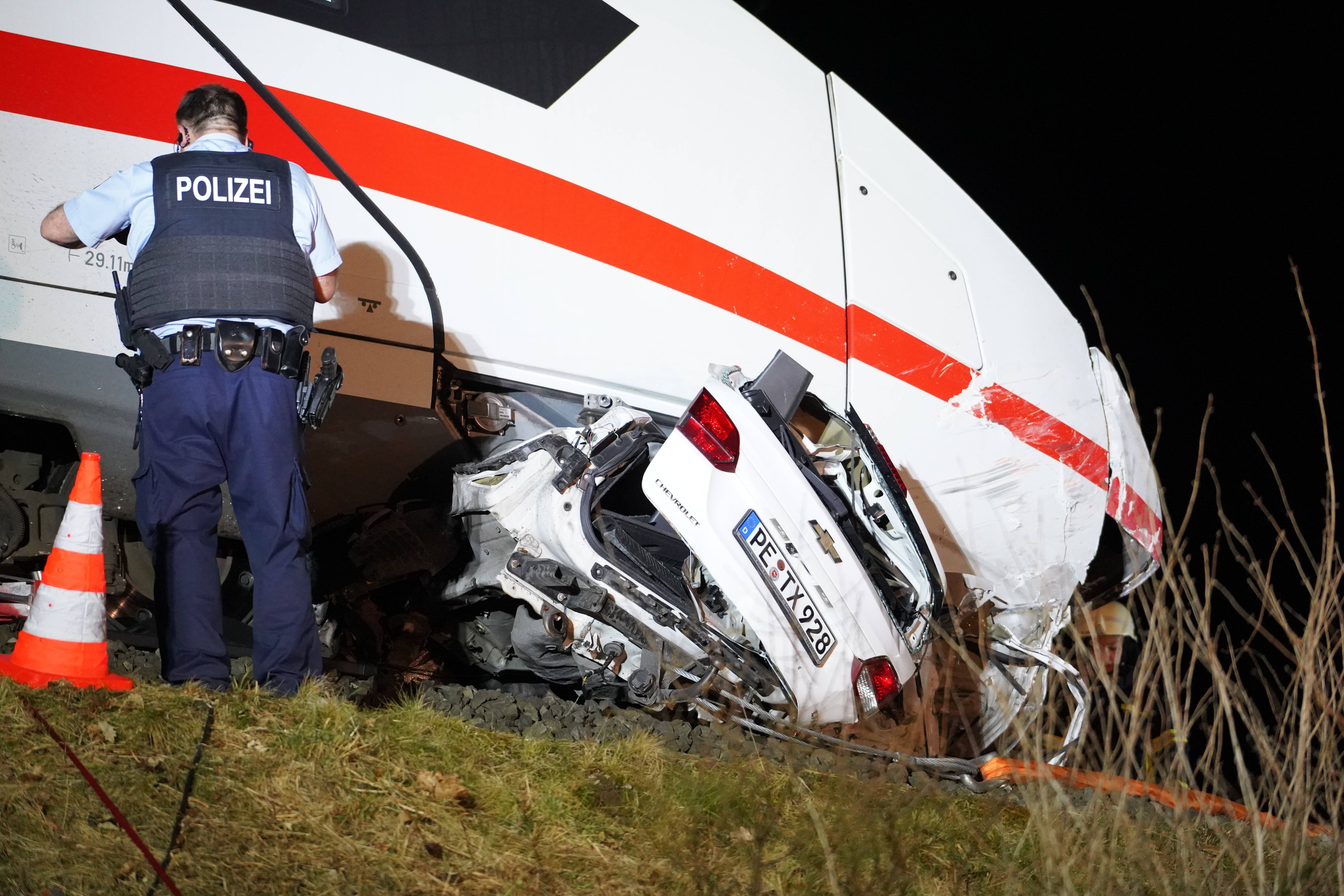 Regionalbahn in schweren Unfall verwickelt - Zug erfasst auf Schienen befindliches Fahrzeug!
