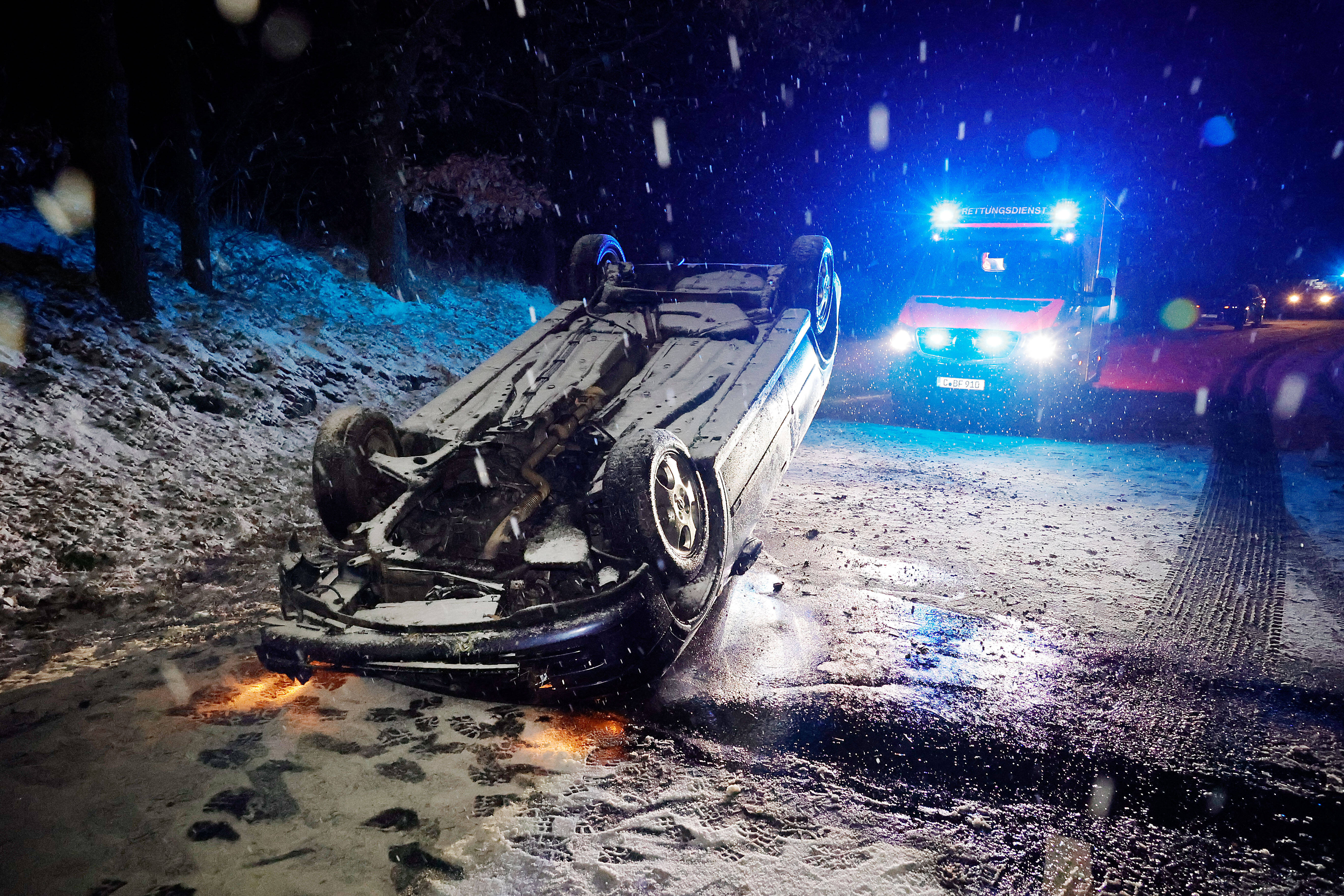Deutsche Familie in Österreich in Horror-Unfall verwickelt - Wagen stürzt 40 Meter in die Tiefe!