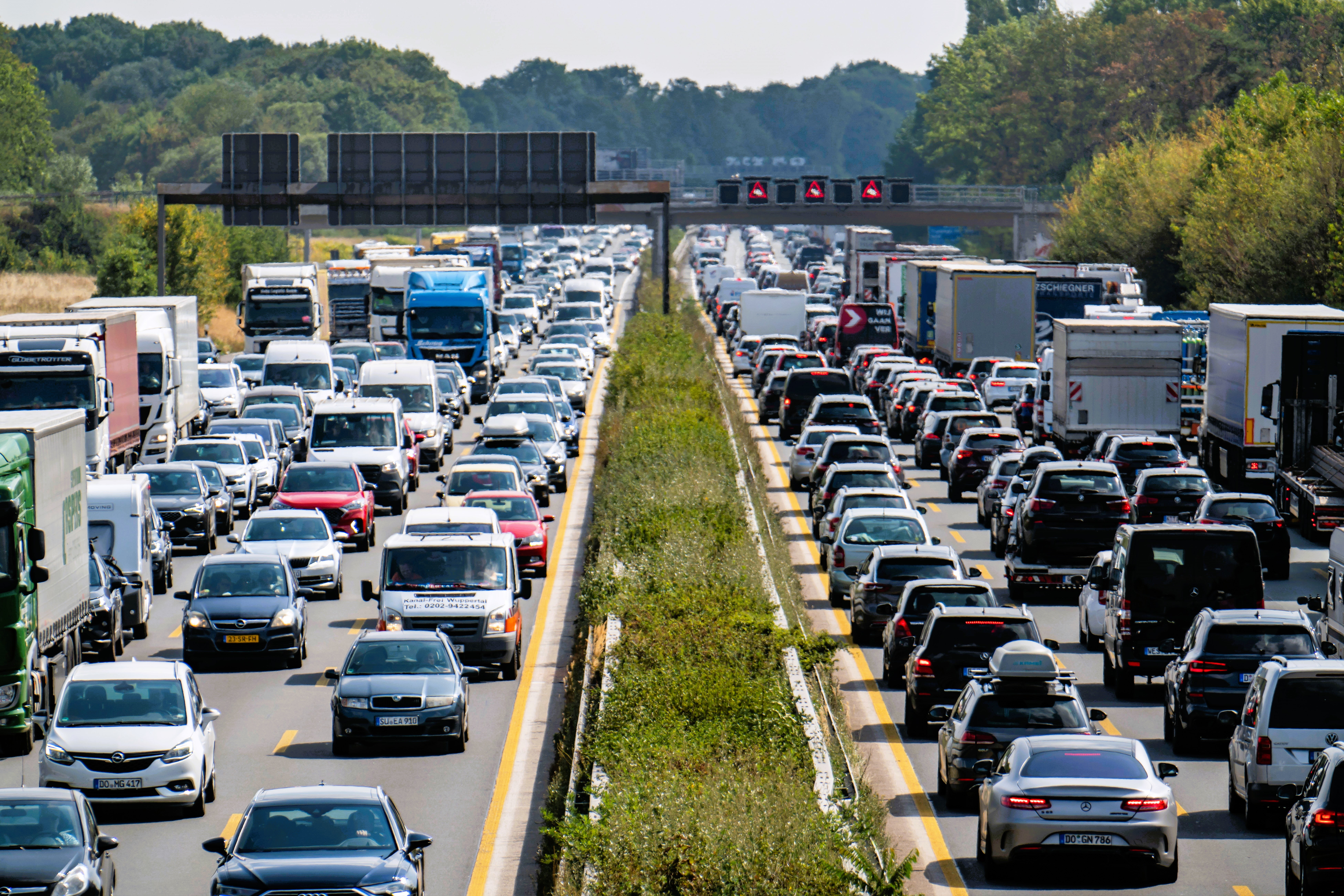 Vollsperrung auf der Autobahn - Ältere Falschfahrerin als Geisterfahrerin unterwegs - Autobahn wurde sofort gesperrt