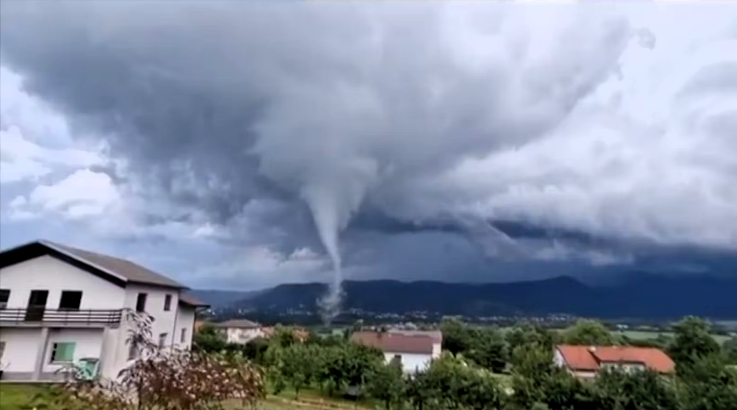 Tornado schmeißt Zug um! Es gibt Tote und Verletzte, Unwetter-Chaos geht weiter! Wichtige Bahnstrecke gesperrt