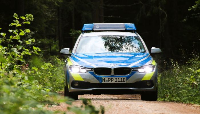 NRW: Ehemann schießt schwangerer Frau in den Kopf! Täter auf der Flucht - Polizei durchsucht ein Waldstück
