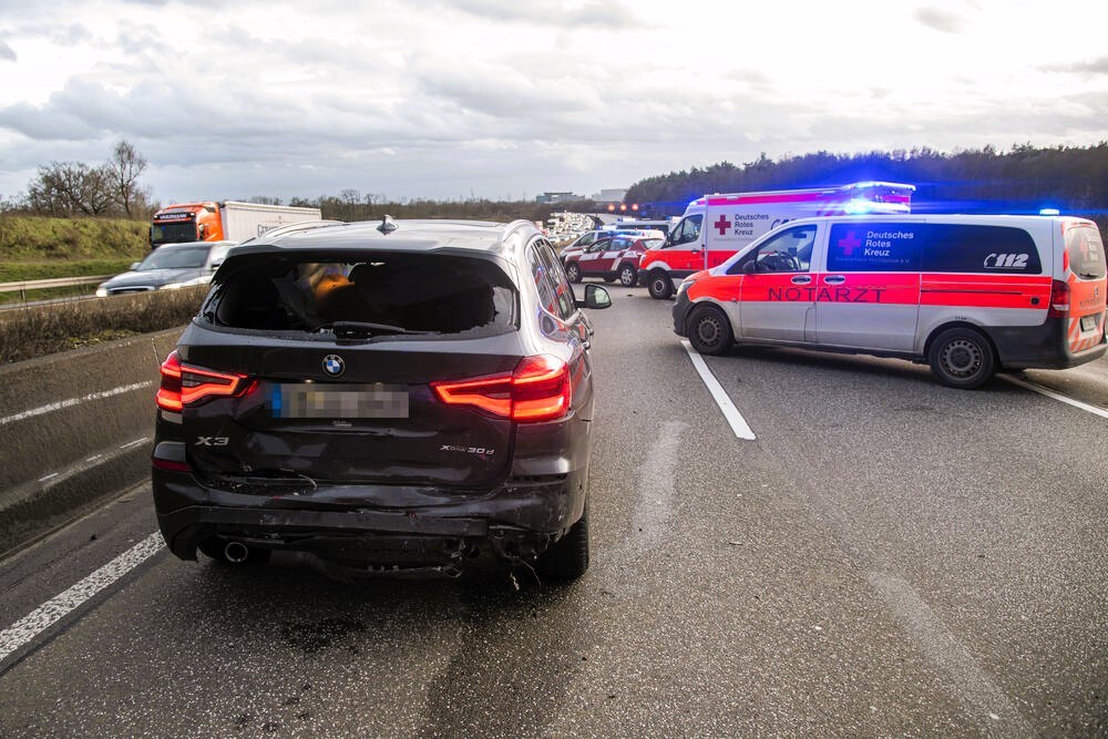 Vollsperrung! Schwerer Unfall auf der Autobahn - Unfallfahrzeug kracht in die Bäume und wird zerrissen