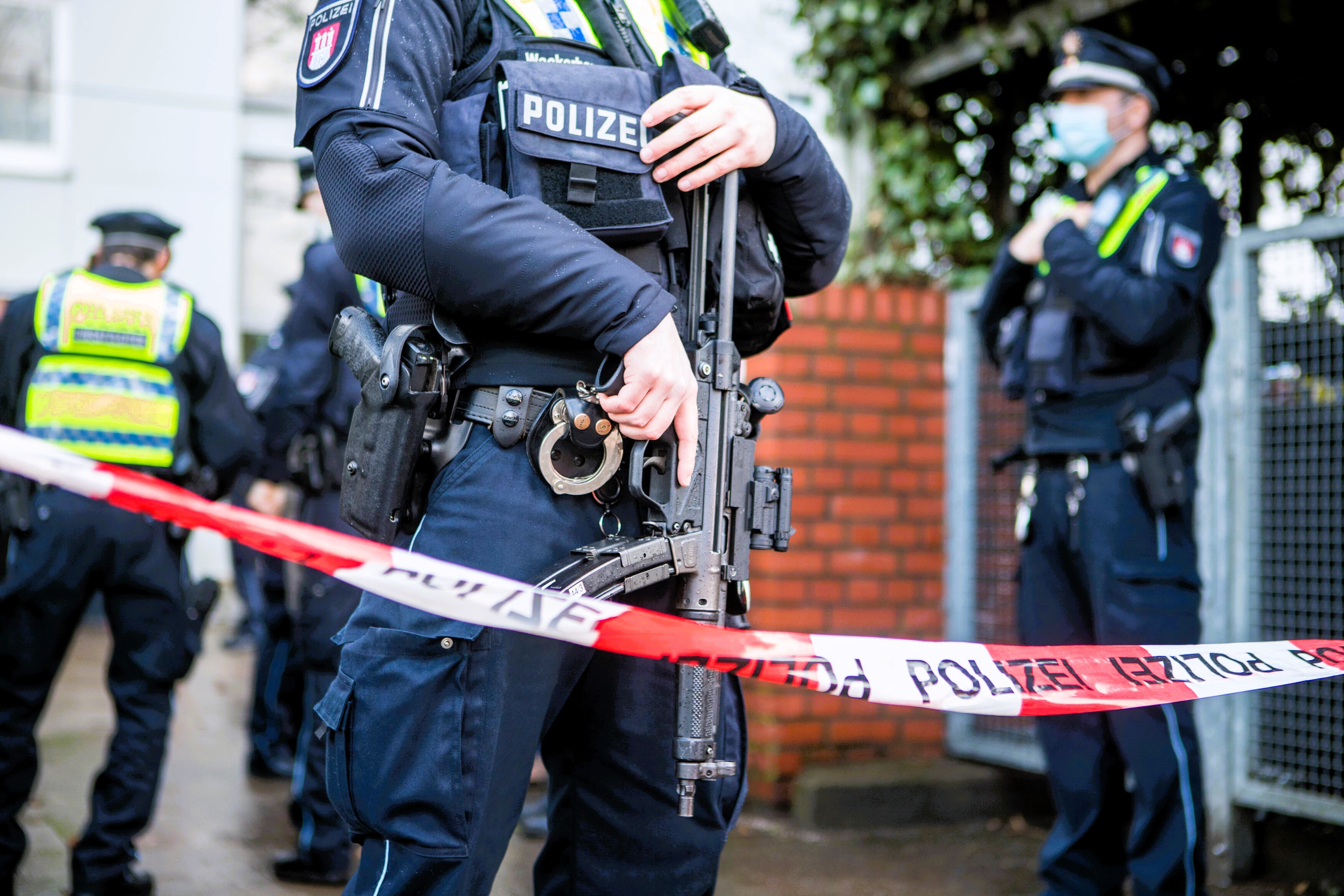 Vater angezündet und Polizei mit Flammenwerfer attackiert: Elite-Polizisten töten Angreifer!
