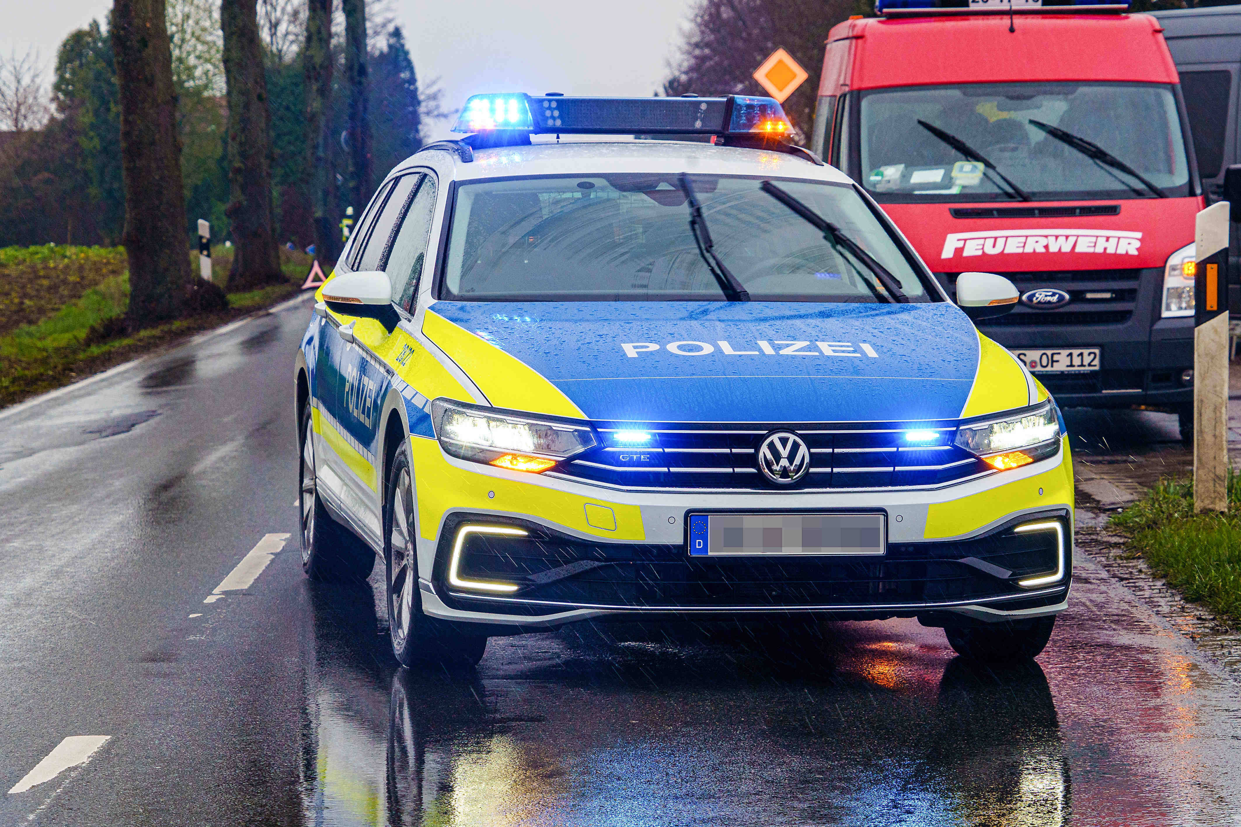 LKW überfährt Fahrradfahrerrin beim Abbiegen! Tragischer Unfall fordert Todesopfer - LKW-Fahrer übersieht Radfahrerin