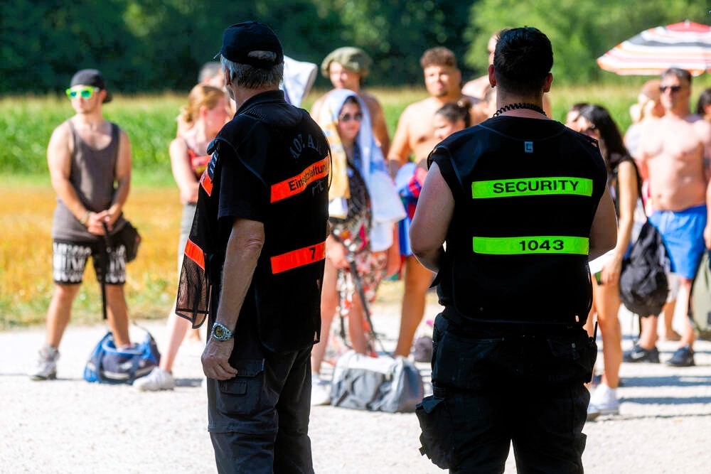Bademeister in Freibad von Jugend-Mob verprügelt! Sie baten nur um etwas mehr Ruhe!