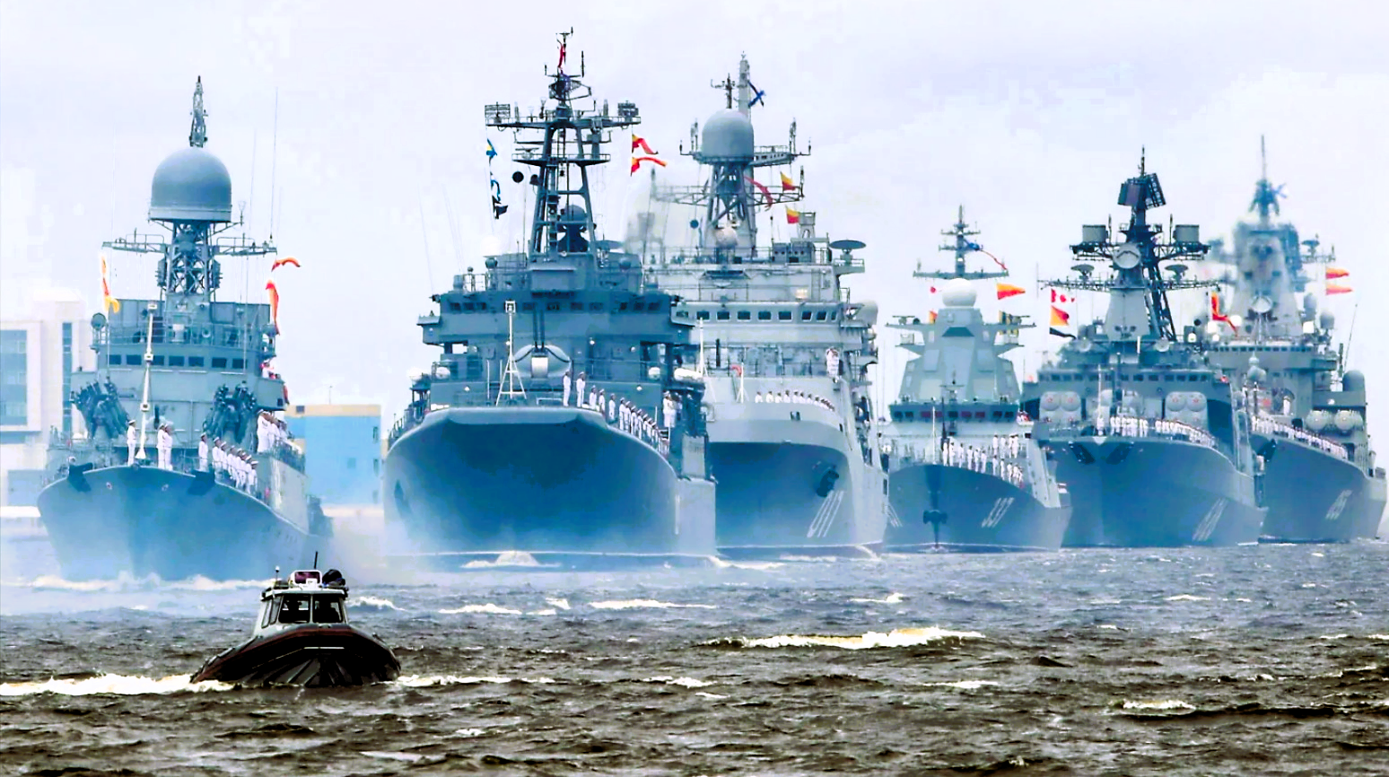Russische Kriegsschiffe nahe Deutschland: Großer Konvoi gesichtet! NATO-Land reagiert sofort